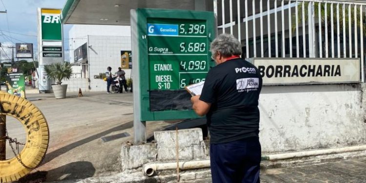 Valor da gasolina oscila entre R$ 5,240 e R$ 5,470 em João Pessoa