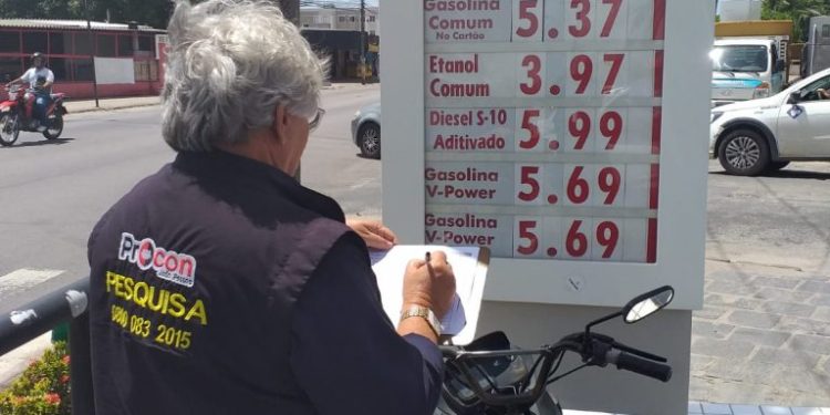 Preço da gasolina oscila entre R$ 5,240 e R$ 5,390 em João Pessoa