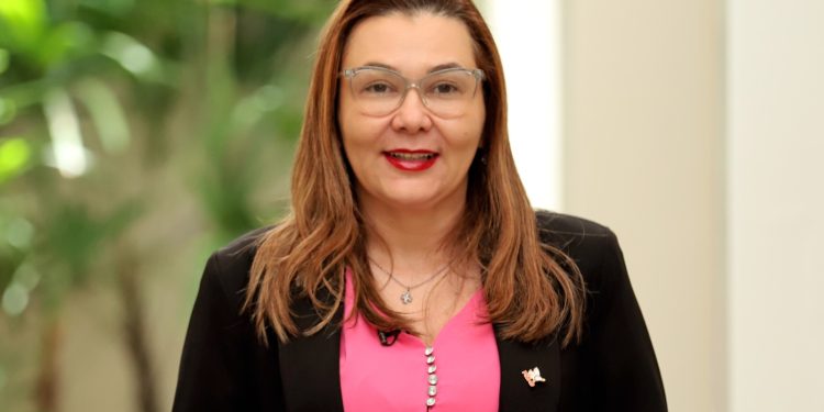 Fabíola Rezende ressalta a importância da mulher ocupar espaços na vida pública