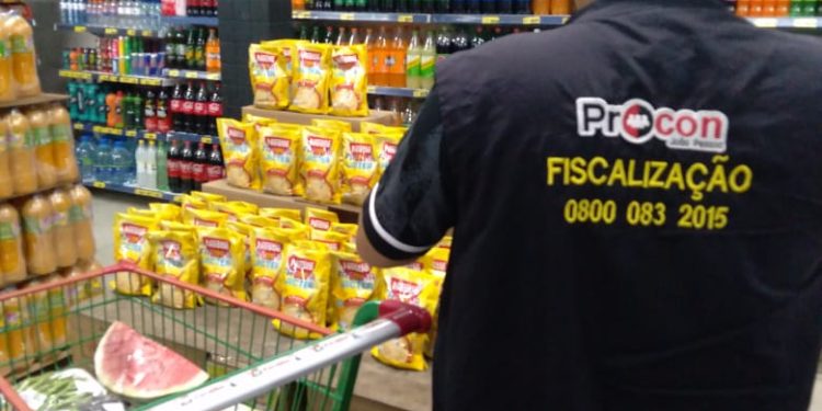 Operação do Procon-JP em supermercados apreende mais de 28 quilos de carne fora da validade