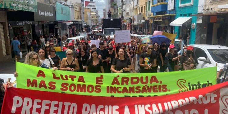 Mesmo após decisão judicial, professores de Campina Grande decidem manter greve