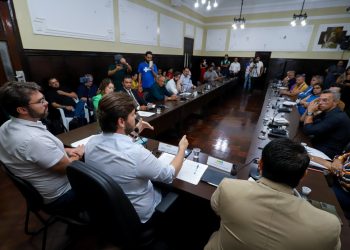 Bruno negocia 10% de aumento para os professores de Campina Grande