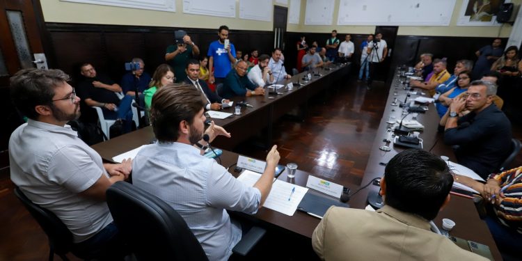 Bruno negocia 10% de aumento para os professores de Campina Grande