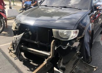 VLT atinge carro após  motorista arriscar passagem em linha férrea de Bayeux