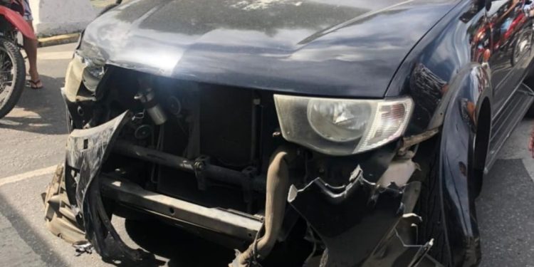 VLT atinge carro após  motorista arriscar passagem em linha férrea de Bayeux