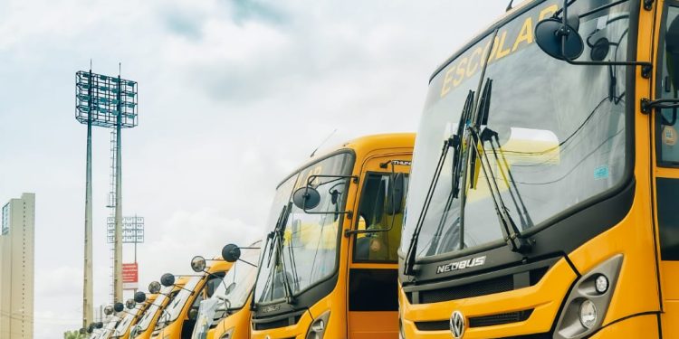 Com investimento de R$ 3,6 milhões, Bruno entrega frota de 9 novos ônibus escolares
