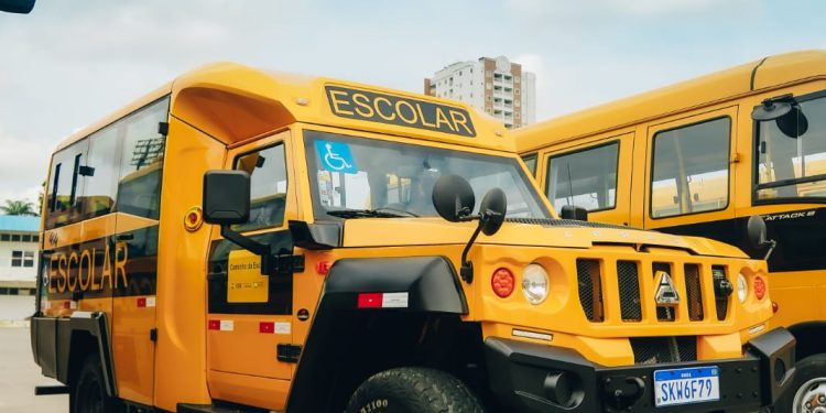 Com investimento de R$ 3,6 milhões, Bruno entrega frota de 9 novos ônibus escolares
