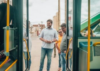 Com investimento de R$ 3,6 milhões, Bruno entrega frota de 9 novos ônibus escolares