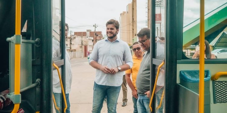 Com investimento de R$ 3,6 milhões, Bruno entrega frota de 9 novos ônibus escolares