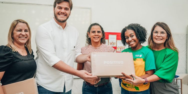 Bruno inicia entrega de Chromebooks para as escolas da Rede Municipal de Campina Grande