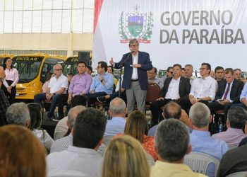 João Azevêdo entrega 80 ônibus escolares adquiridos com recursos próprios do Estado