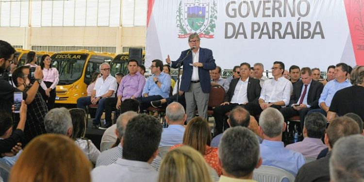 João Azevêdo entrega 80 ônibus escolares adquiridos com recursos próprios do Estado