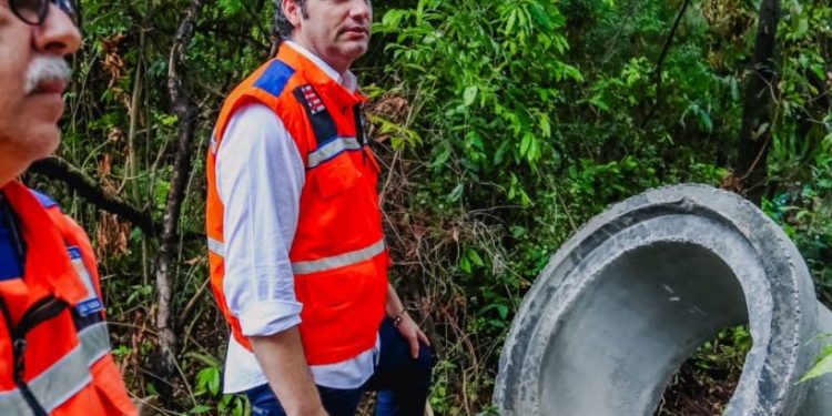 Vice-prefeito da Capital visita pontos críticos relacionados às chuvas e vistoria obras de drenagem