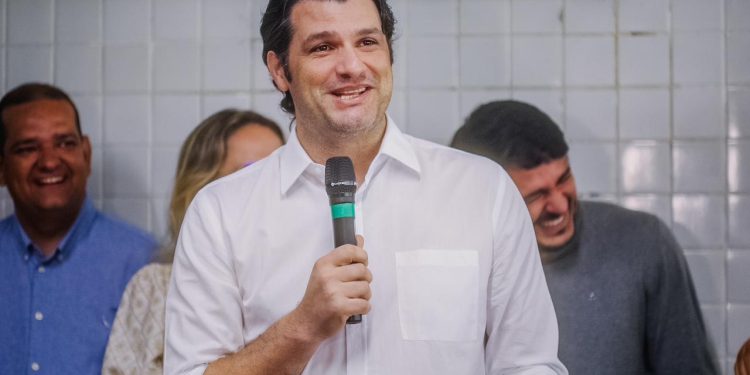 Leo Bezerra entrega mais de 180 equipamentos hospitalares para o Prontovida