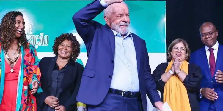 Acompanhado de ministras e Janja, Lula lança pacote com mais de 25 ações para mulheres