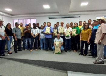 Prefeitura de Pedras de Fogo entrega uma tonelada de sementes de milho a agricultores da região