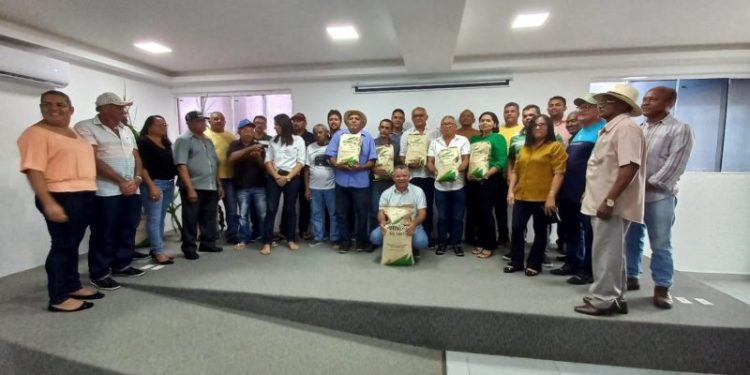 Prefeitura de Pedras de Fogo entrega uma tonelada de sementes de milho a agricultores da região