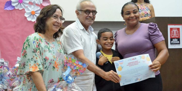 Prefeitura de João Pessoa realiza entrega de certificados e kits para alunos de oficina de ovos de Páscoa