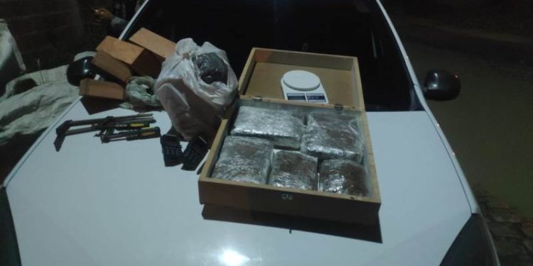 Polícia Militar desarticula esquema de tráfico e apreende 7 kg de drogas em Campina Grande