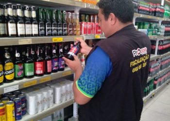 PROCON-JP apreende dezenas de alimentos com data de validade vencida e autua supermercados
