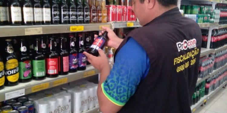 PROCON-JP apreende dezenas de alimentos com data de validade vencida e autua supermercados