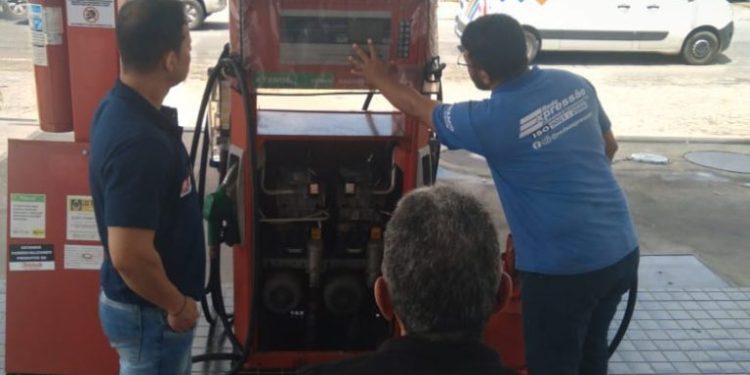 Procon-JP fiscaliza disponibilidade de calibrador de pneus e integridade das bombas de combustíveis