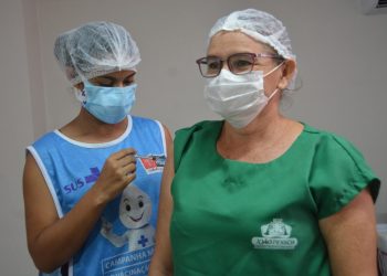 Trabalhadores dos hospitais, UPAs e Samu são vacinados com imunizante bivalente