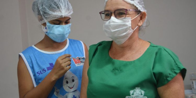 Trabalhadores dos hospitais, UPAs e Samu são vacinados com imunizante bivalente