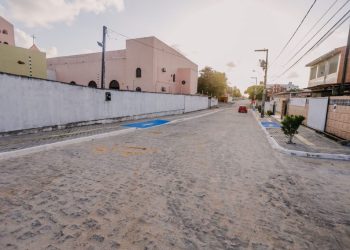 Cícero entrega obras de pavimentação de via no Jardim Cidade Universitária
