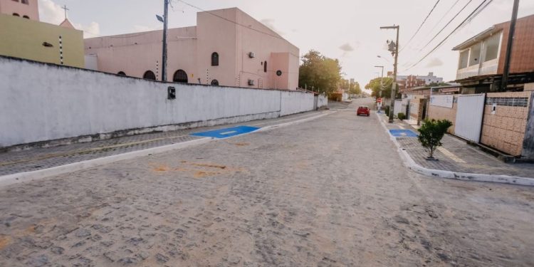 Cícero entrega obras de pavimentação de via no Jardim Cidade Universitária