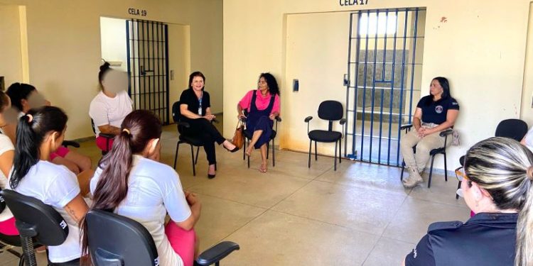 Mês da Mulher: Secretaria Executiva de Políticas para a Mulher participa de roda de conversa no Presídio Feminino de Patos