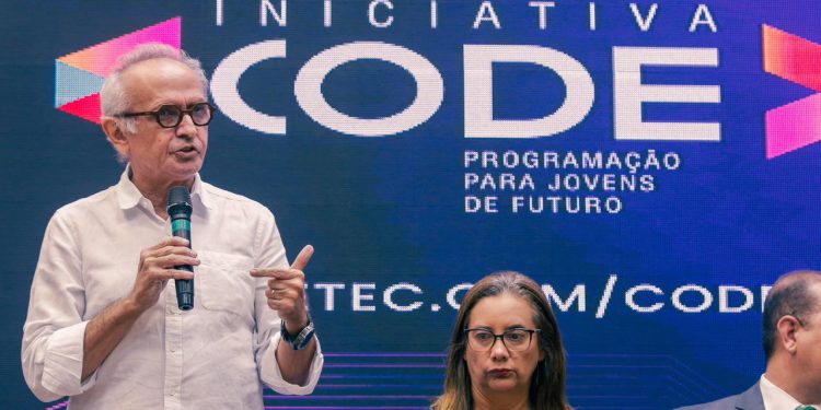 Cícero lança programa que dará formação em programação a estudantes da Capital