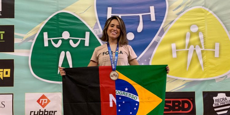 Mayara Rocha quebra recorde nacional e sagra-se Vice-Campeã Geral no Campeonato Brasileiro de Powerlifting