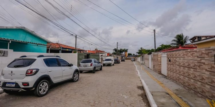 Cícero entrega ruas pavimentadas no Geisel e população comemora: “Eu chorava com a lama na minha porta”