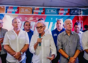 Cícero entrega ruas pavimentadas no Geisel e população comemora: “Eu chorava com a lama na minha porta”