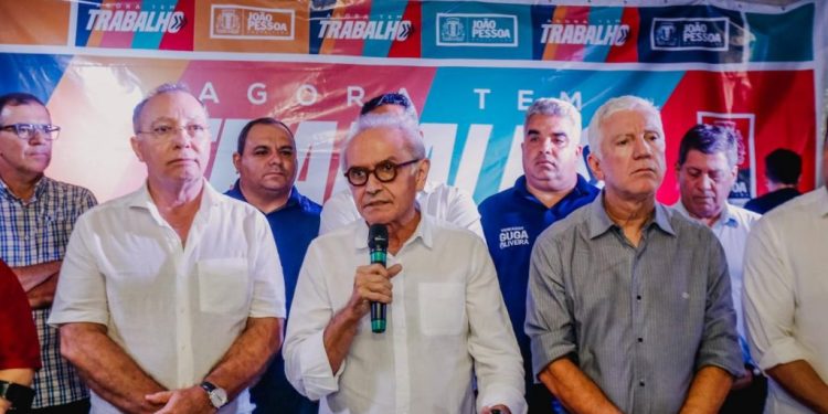 Cícero entrega ruas pavimentadas no Geisel e população comemora: “Eu chorava com a lama na minha porta”