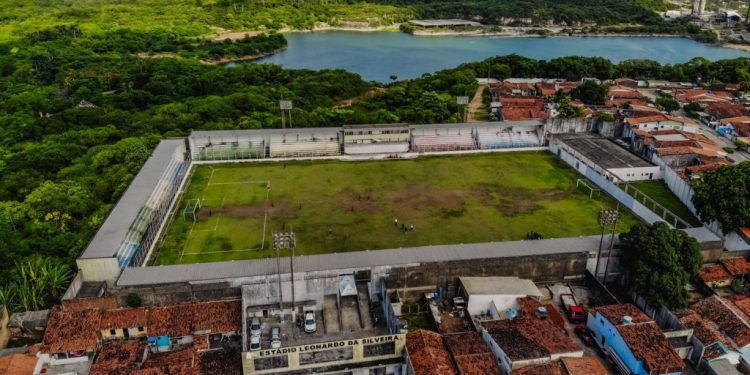 Cícero Lucena assina ordem de serviço para reforma do Estádio da Graça