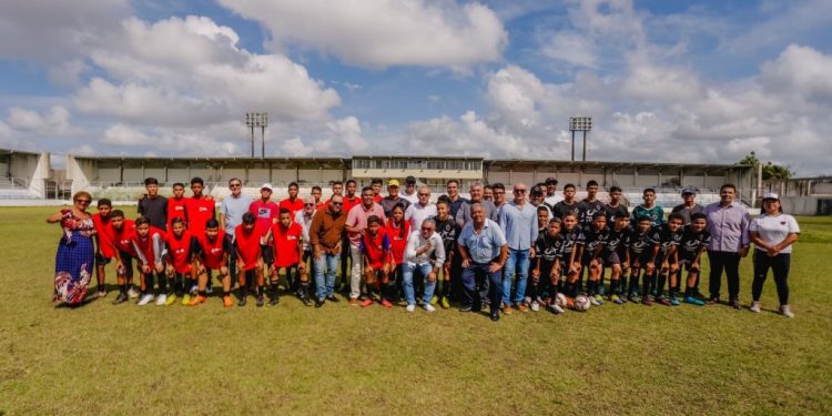 Cícero Lucena assina ordem de serviço para reforma do Estádio da Graça