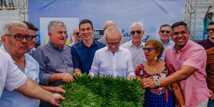 Cícero Lucena assina ordem de serviço para reforma do Estádio da Graça