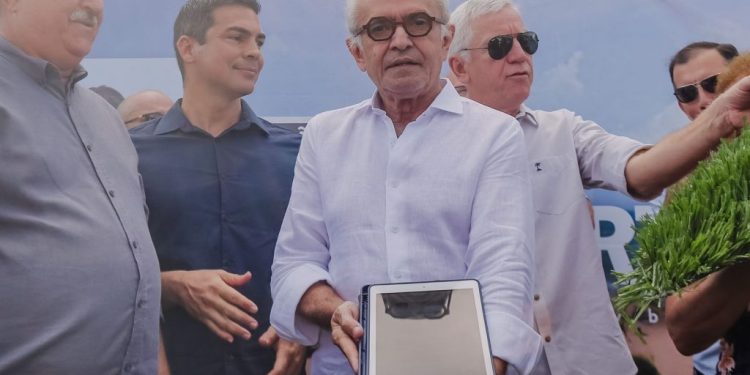 Cícero Lucena assina ordem de serviço para reforma do Estádio da Graça