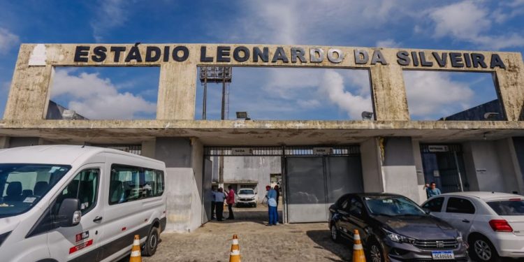 Cícero Lucena assina ordem de serviço para reforma do Estádio da Graça