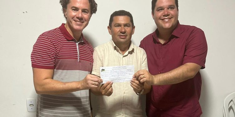 Com presença de Veneziano, prefeito de Logradouro assina ficha de filiação ao MDB