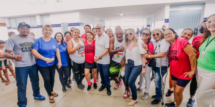 Cícero entrega reestruturação da USF Integrando Vidas e toma vacina bivalente