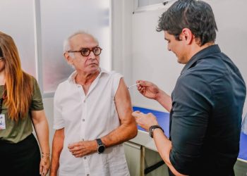 Cícero entrega reestruturação da USF Integrando Vidas e toma vacina bivalente