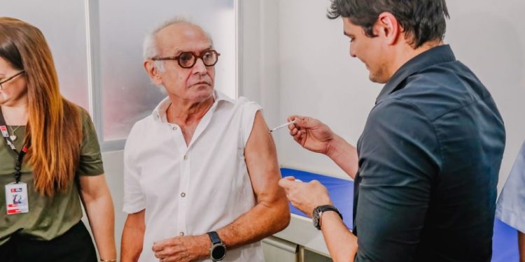 Cícero entrega reestruturação da USF Integrando Vidas e toma vacina bivalente