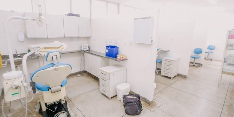 Cícero entrega reestruturação da USF Integrando Vidas e toma vacina bivalente