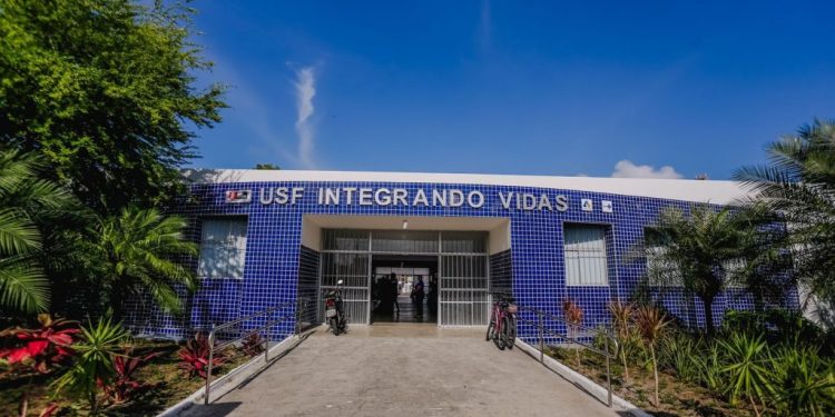 Cícero entrega reestruturação da USF Integrando Vidas e toma vacina bivalente