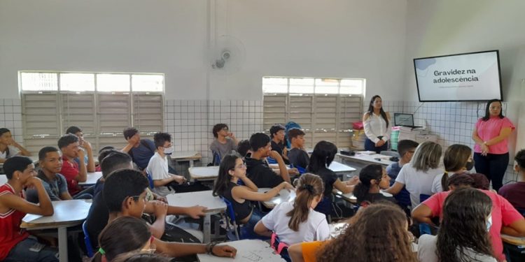 Prefeitura de Patos realiza palestra sobre prevenção da gravidez na adolescência para jovens do NUCA