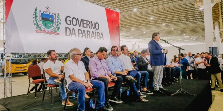 Cícero participa de entrega de ônibus escolares pelo Governo do Estado