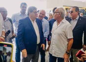 Cícero participa de entrega de ônibus escolares pelo Governo do Estado